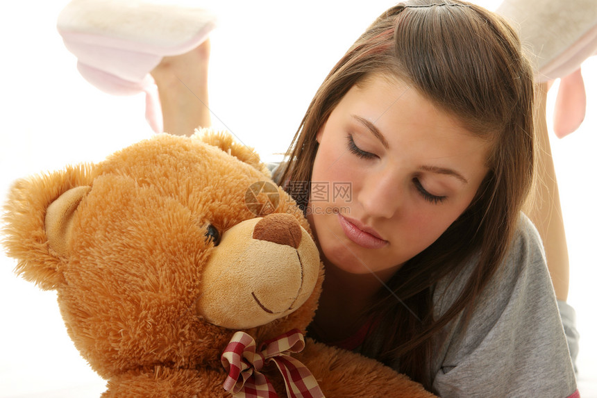 带着泰迪熊的漂亮少年安全童年玩具动物女性快乐青年女孩女士成人图片