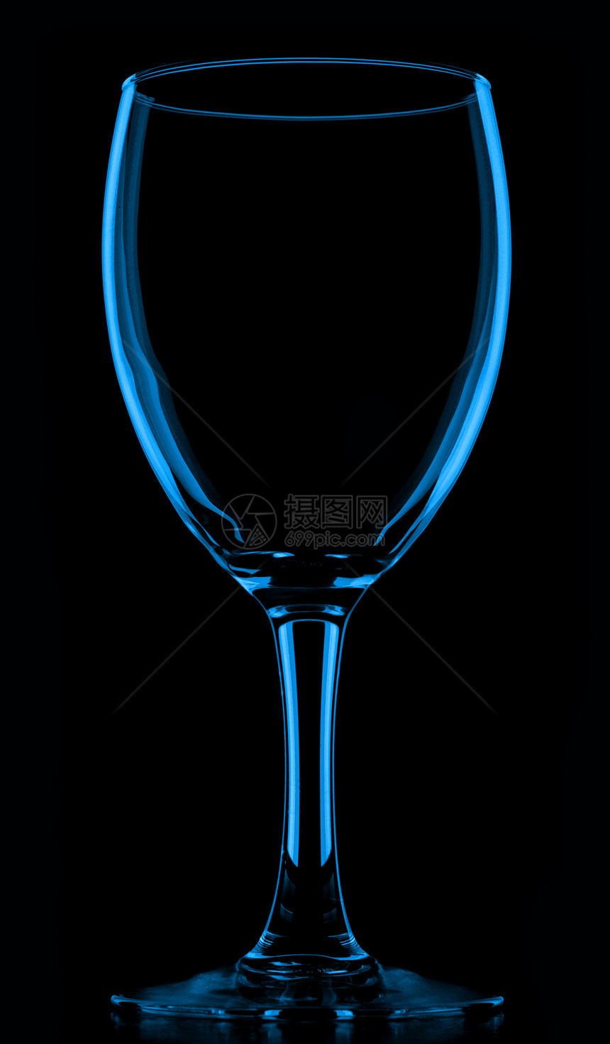 黑色上透明蓝色空葡萄酒杯图片