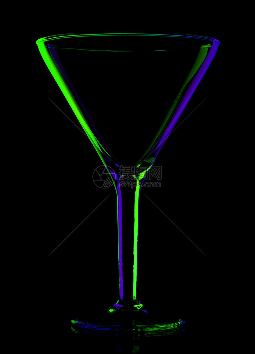 黑色上透明彩色的马提尼杯酒杯边缘蓝色绿色玻璃图片