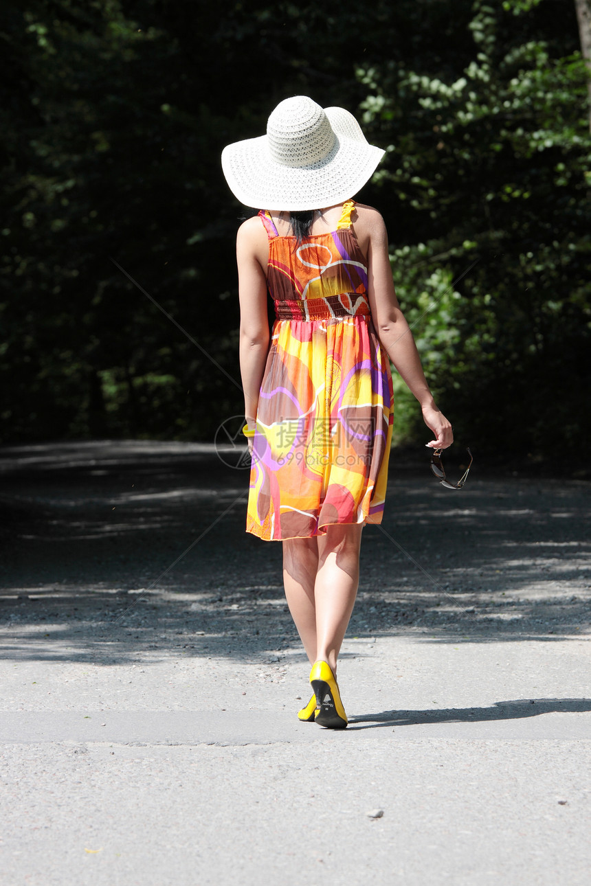 一个穿着夏日草地的漂亮女孩身体套装太阳农场假期女性公园旅行小路生活图片