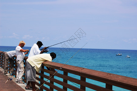 男子在码头捕鱼栏杆钓鱼男人海洋背景图片
