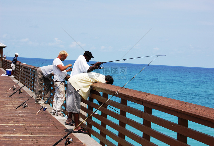 男子在码头捕鱼男人钓鱼栏杆海洋图片