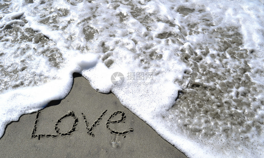 爱在沙沙中棕褐色海浪泡沫写作海洋图片