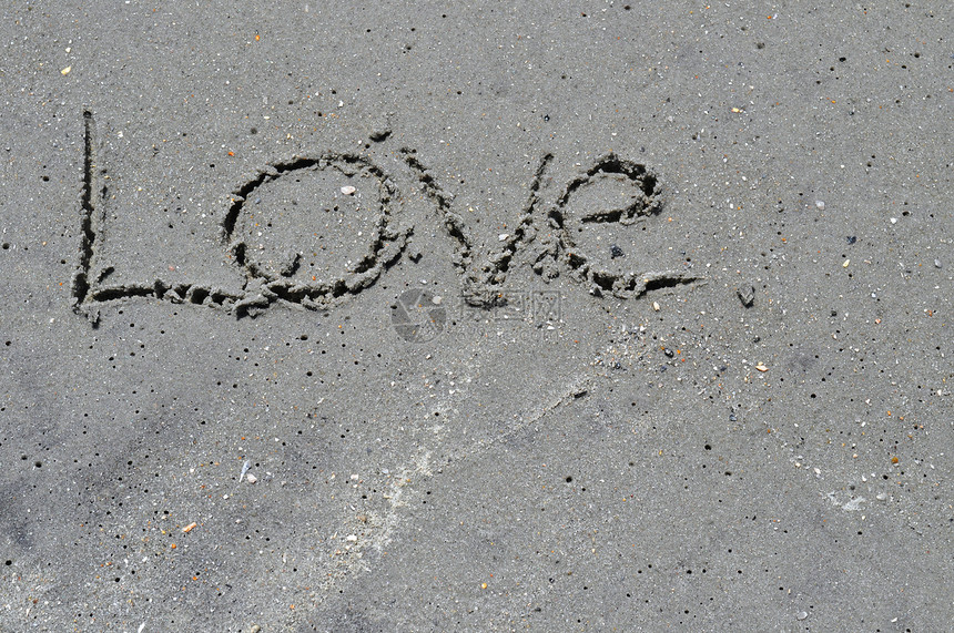 爱在沙沙中泡沫棕褐色海洋写作海浪图片