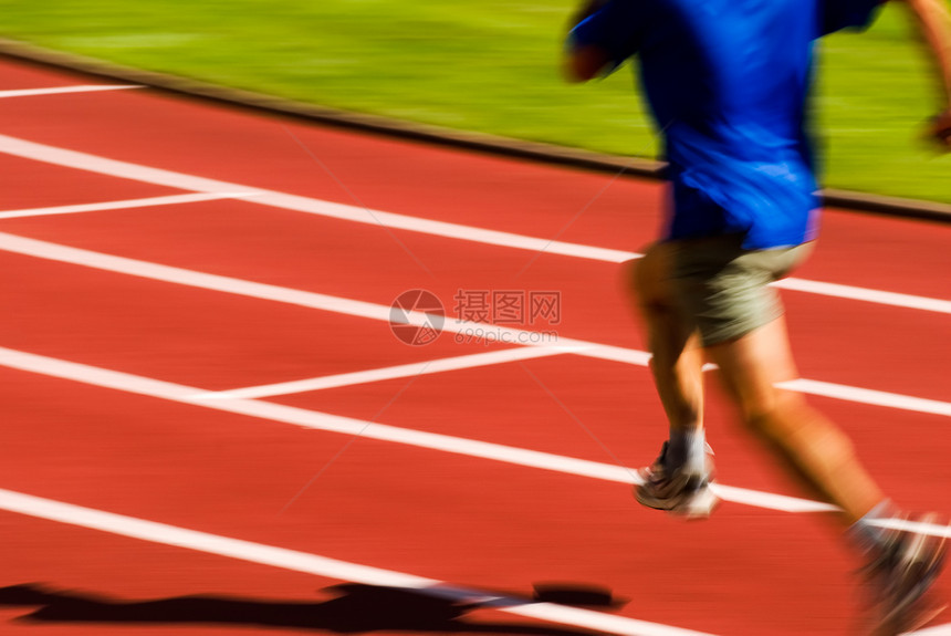 正在运行模糊运动运动员竞赛闲暇男人身体慢跑竞争速度慢跑者赛车男性图片