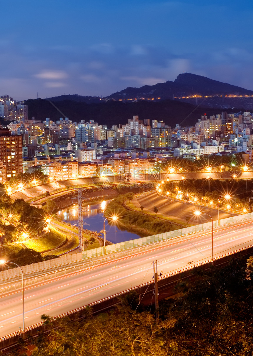 台北美丽的夜景天空街道戏剧性景观市中心天际蓝色房子建筑学交通图片