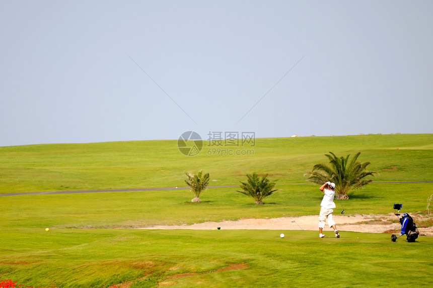 男子打高尔夫消遣蓝色运动高尔夫球男人晴天自由天空课程游戏图片