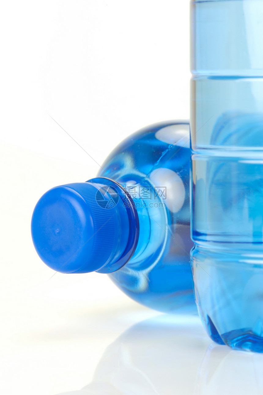 瓶装水瓶子白色环境回收液体塑料图片