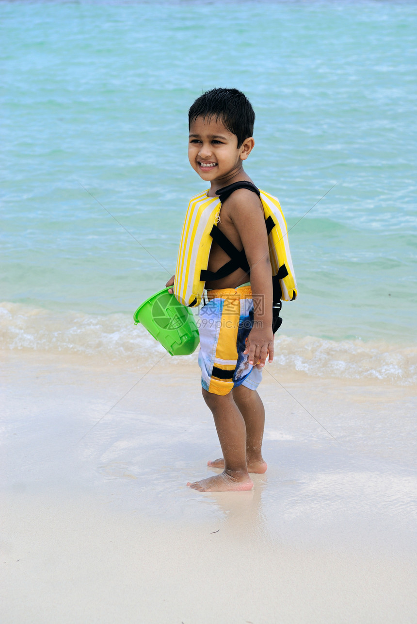 海滩孩子防晒太阳洗剂享受金发天空海洋儿童日光浴图片