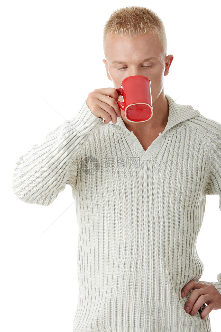 男人喝茶或咖啡红色杯子幸福微笑闲暇饮料生活男性喜悦白色图片