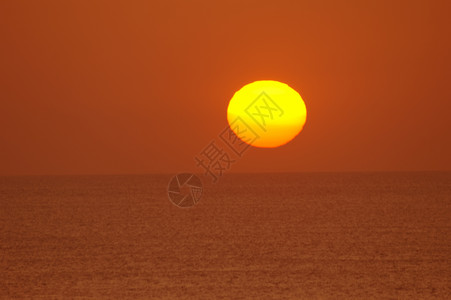 日落海洋橙子地平线太阳海浪红色背景图片