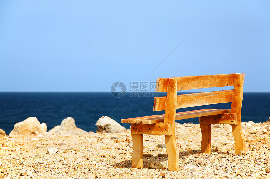 海岸上的一席长椅图片