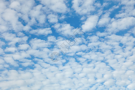 蓝天空 云彩明暗背景图片