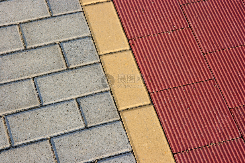 路面石头人行道小路城市红色黄色车站平台灰色地面图片