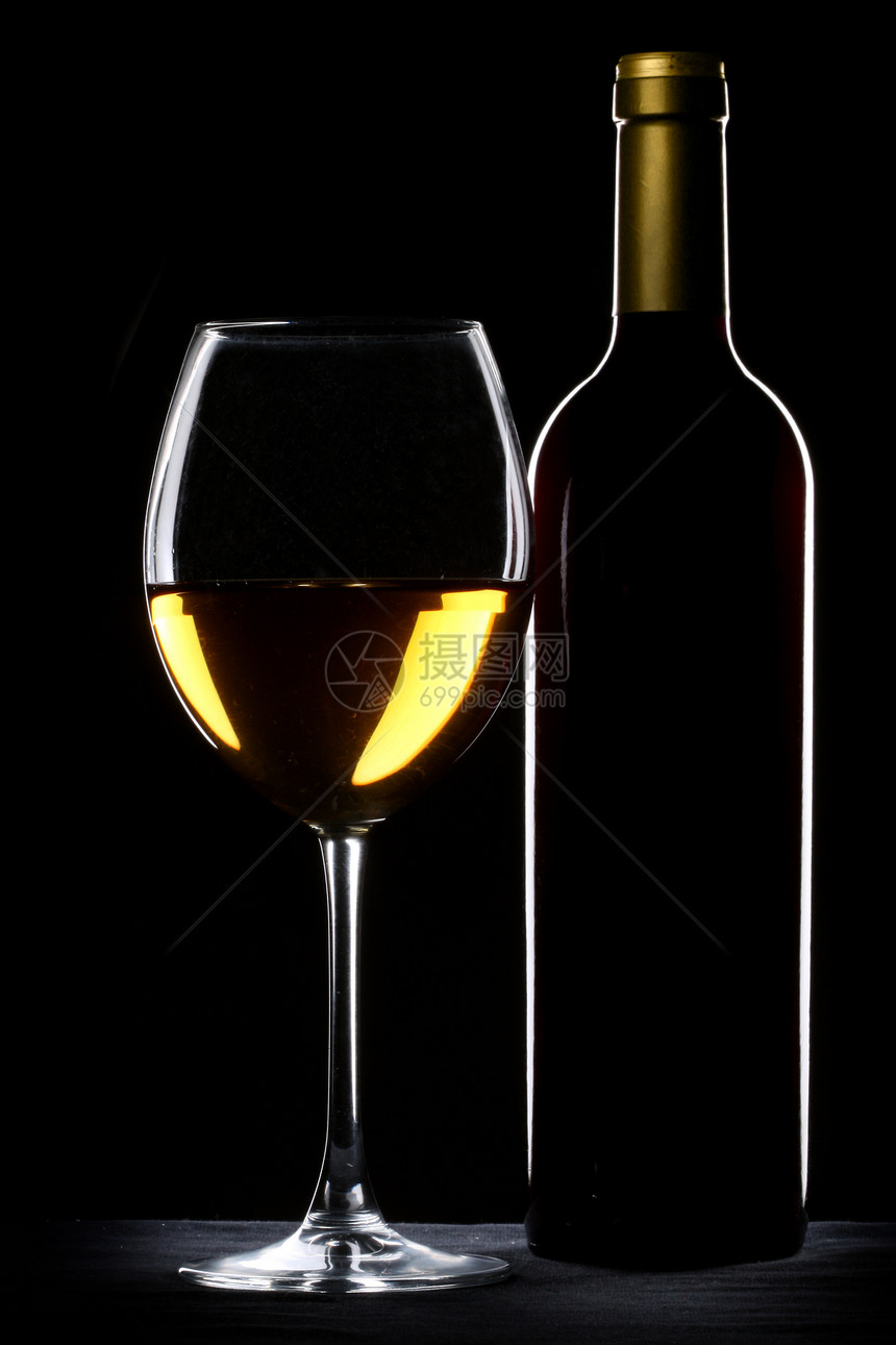 白葡萄酒瓶和玻璃液体香味黄色饮料庆典品酒白色背光酒杯水晶图片