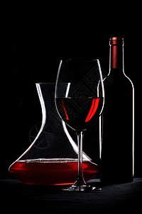 酒红色素材瓶装 玻璃和脱盐酒品酒水晶酒杯豪饮饮料瓶子醒酒器背光香味派对背景