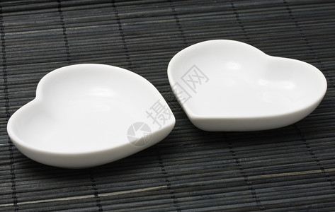 双心餐具陶器制品白色飞碟幸福黑色背景图片