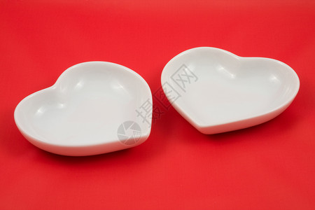 双心陶器餐具飞碟制品白色幸福红色背景图片