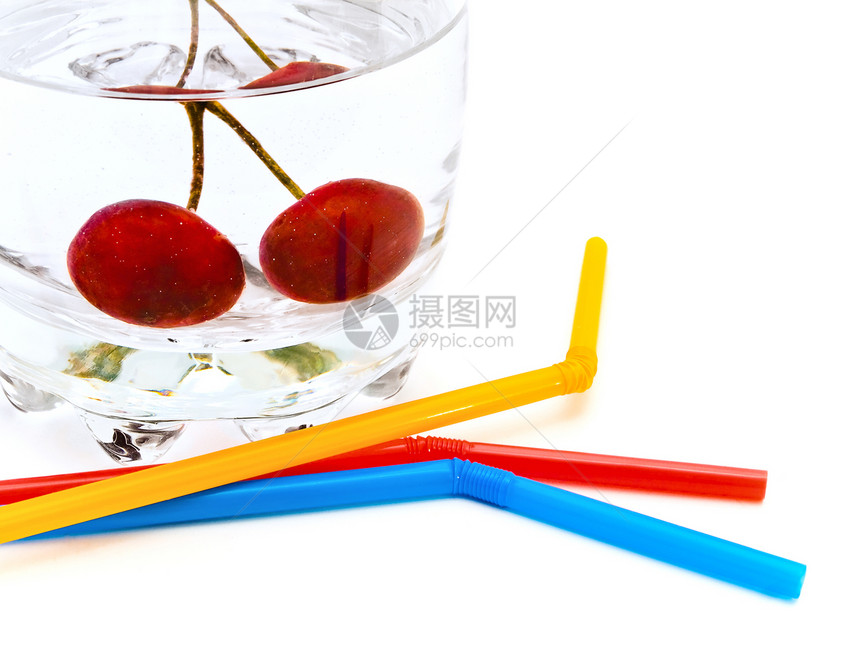 樱桃 在玻璃和小管里稻草塑料饮料红色液体甜点乐趣管子水果果汁图片