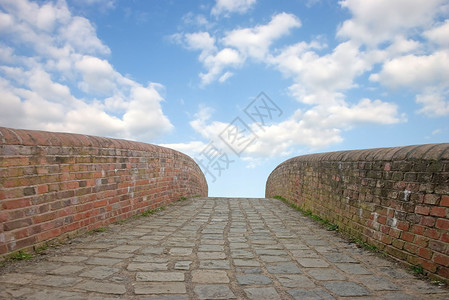砖路徑小路石头天空鹅卵石背景图片