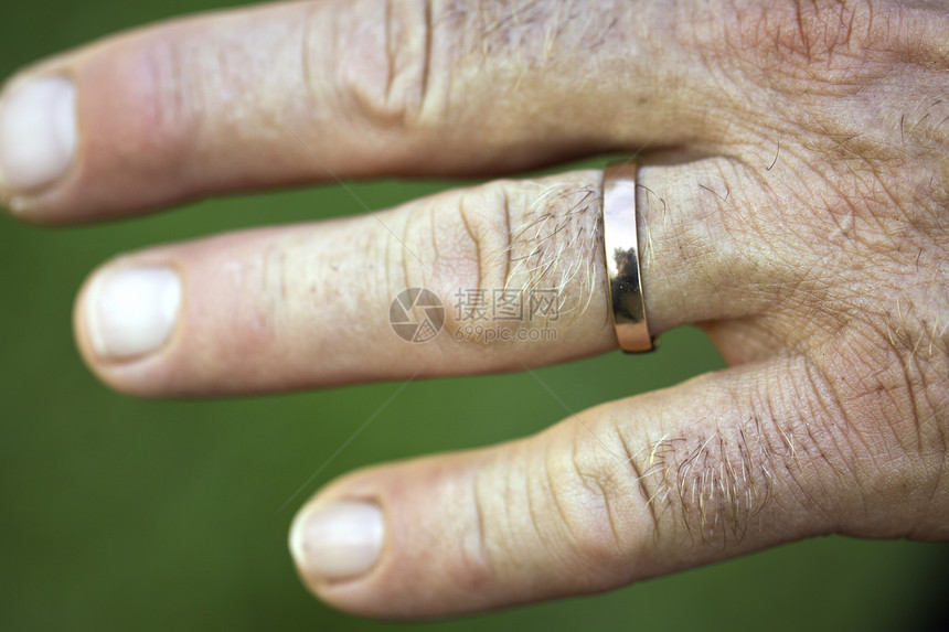 男人手上的结婚戒指贴上图片