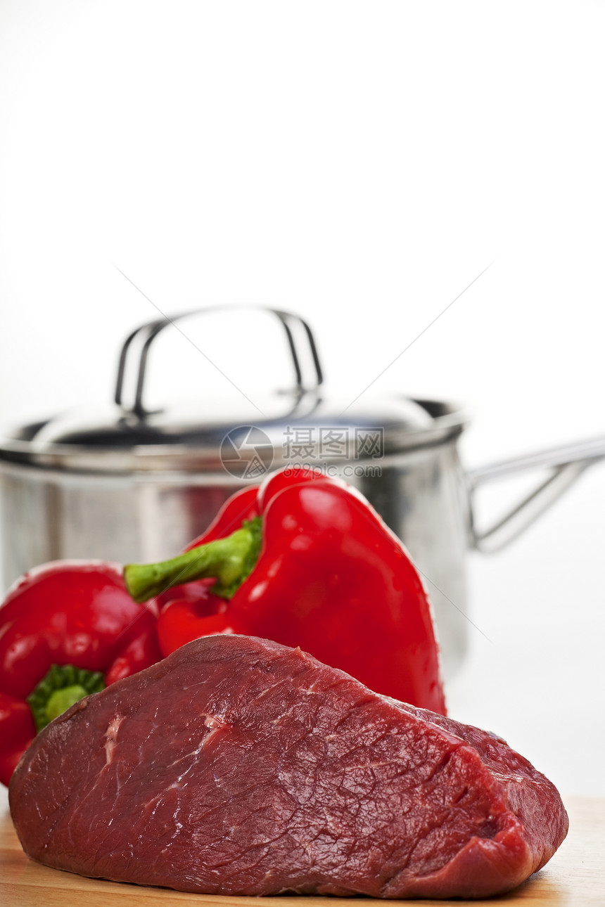 木制砍板上的生肉食物营养肌肉木板底色白色洋葱烘烤辣椒牛肉图片