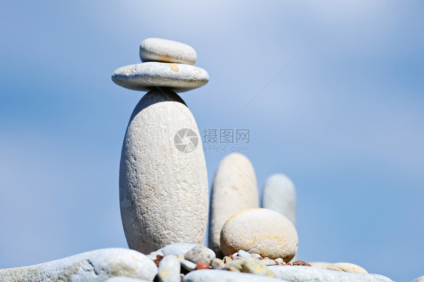 与时俱进冥想岩石天空海洋巨石圆形卵石海滩石头海岸图片