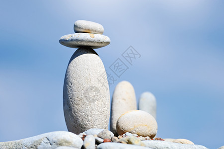 与时俱进冥想岩石天空海洋巨石圆形卵石海滩石头海岸背景