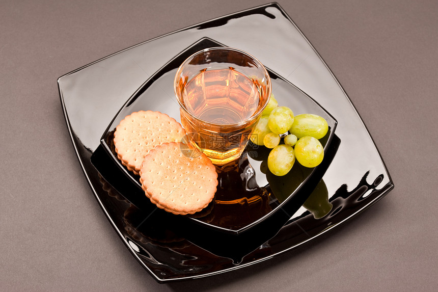 葡萄汁玻璃状糕点甜点盘子水果蛋糕果汁玻璃黑色图片