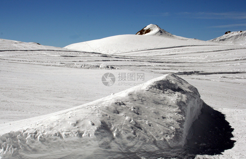 山边的滑雪轨迹图片