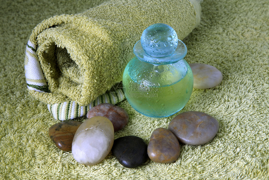 含按摩油的蓝色瓶子服务热带温泉鹅卵石石头酒店治疗假期芳香冥想图片