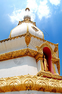 在泰国寺庙里的佛像晴天蓝色艺术天空崇拜雕像旅行雕塑背景图片