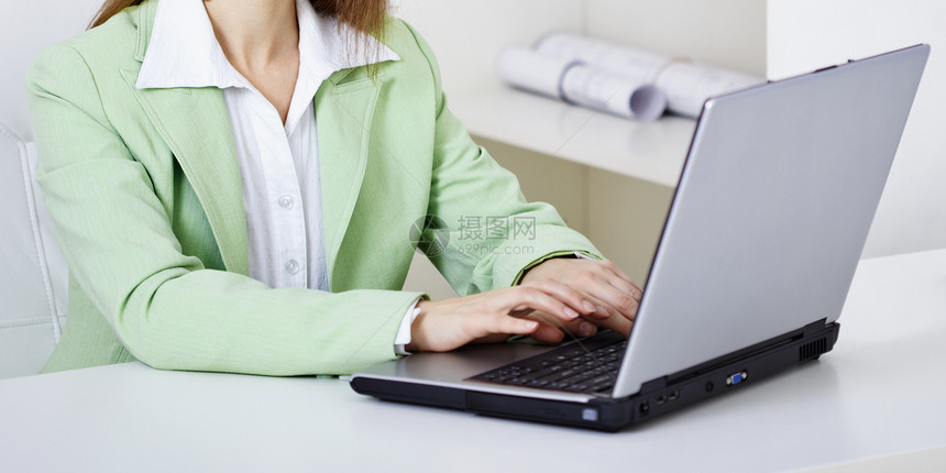 女性在办公室工作场所使用计算机工作的妇女;图片