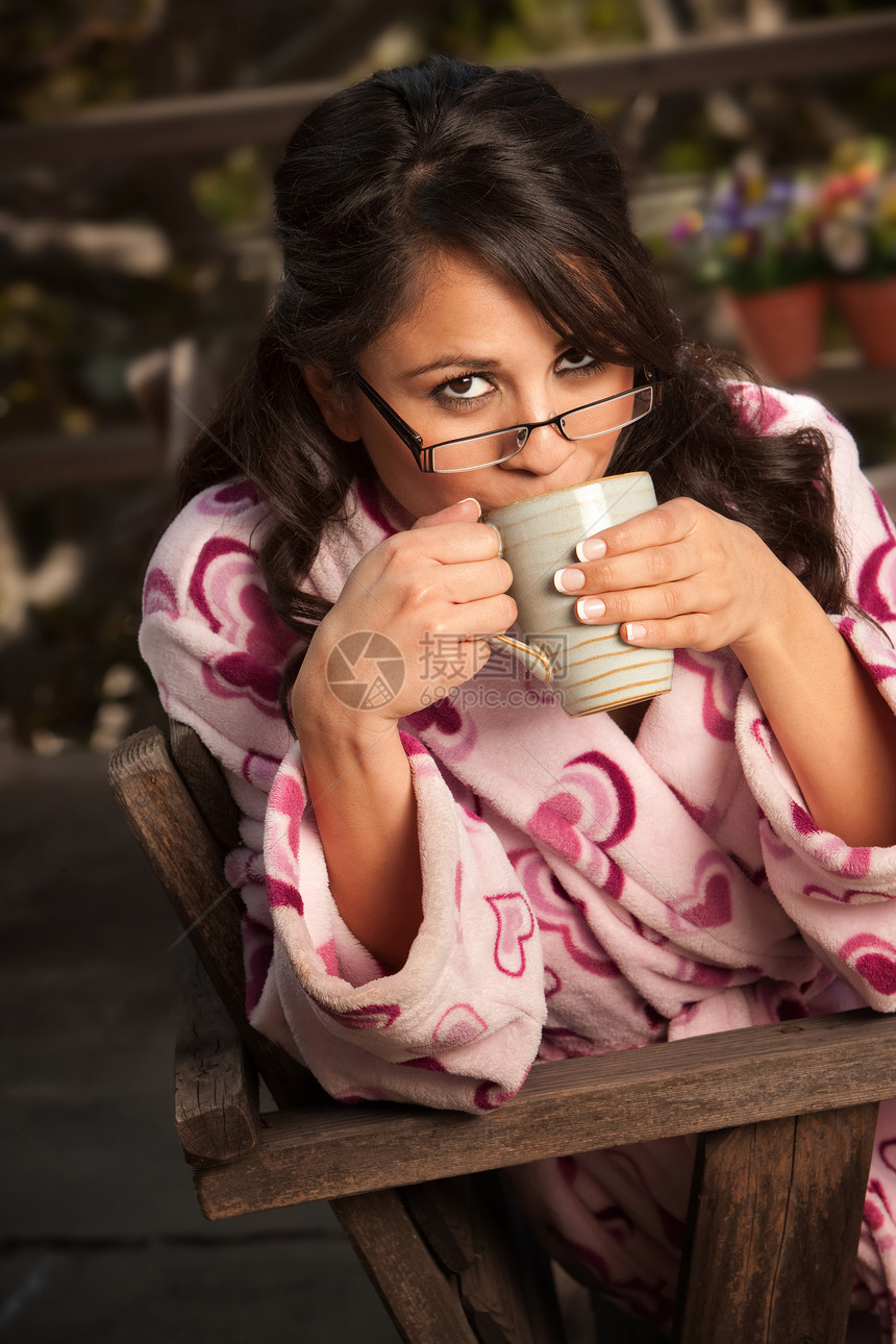 在巴斯罗贝有茶咖啡的西班牙漂亮女人饮料牙裔浴衣女性甲板黑发女士眼镜女孩成人图片