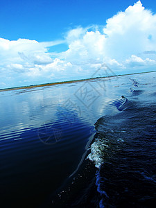 云的反射旅游绿色旅行天空海浪背景图片