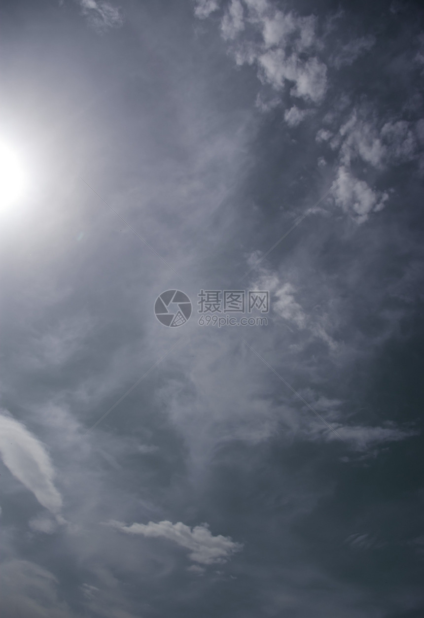 宁静的天空和云天堂积雨云雾季节天气气象天蓝色蓝色太阳气候图片