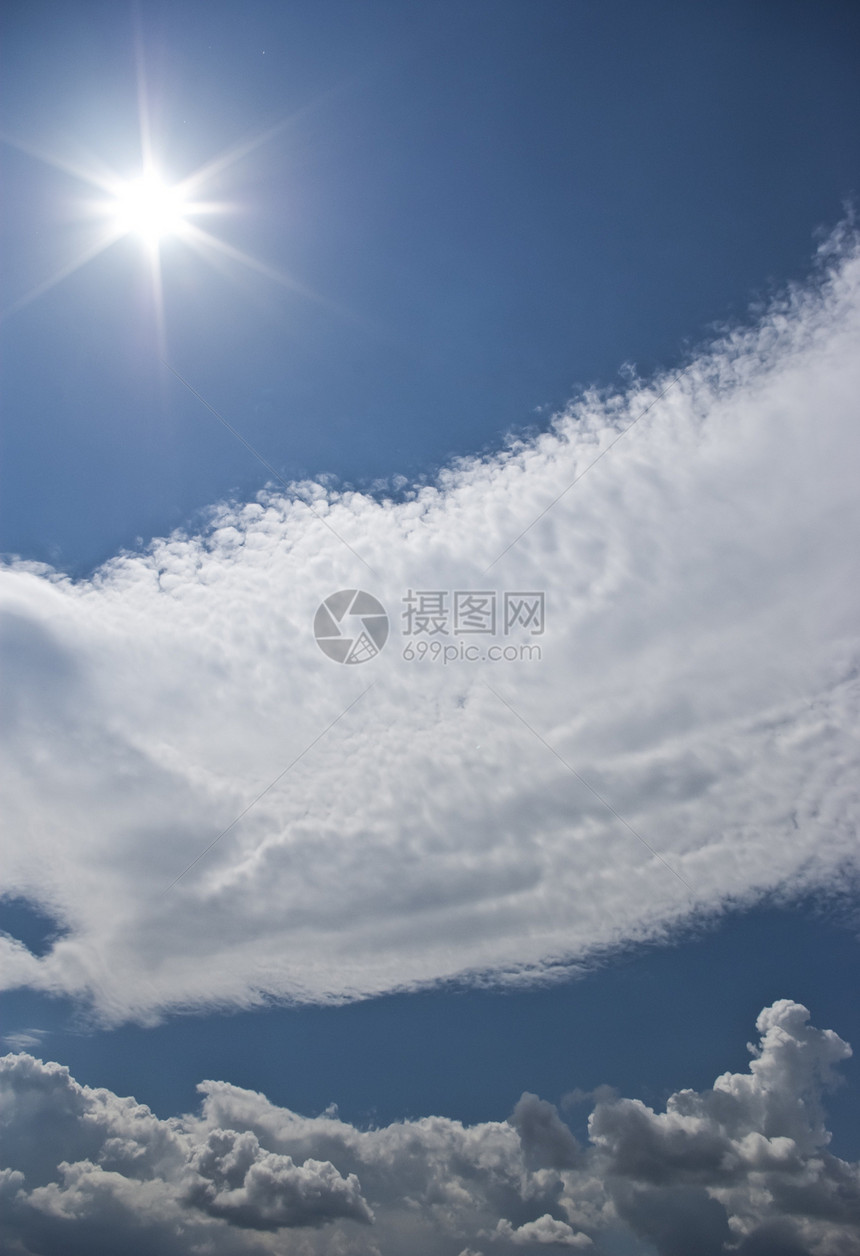 宁静的天空和云太阳阳光天堂天气积雨沉淀天蓝色季节蓝色环境图片