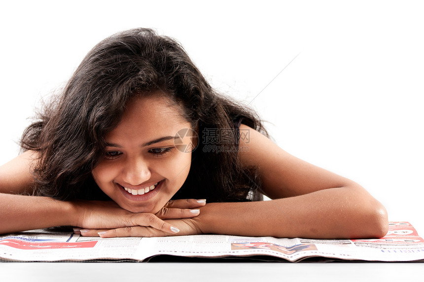 微笑印地安青少年阅读报纸青少年女士阅读生长女性女孩投资图片