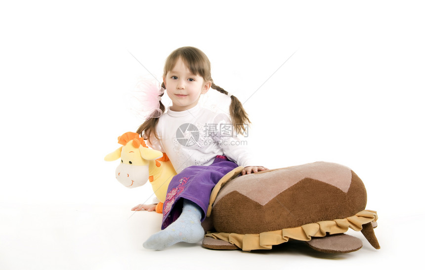 一位小女孩的照片女儿女孩玩具快乐享受喜悦家庭童年褐色微笑图片
