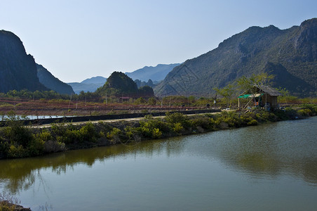 山姆店科奥萨姆罗伊 Yot晴天丘陵风景环境湖泊公园农场建筑背景