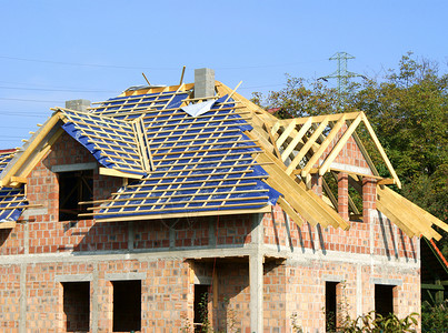 正在建造中的新住宅房蓝色天空隐藏勃起房子开发商建筑窗户背景图片