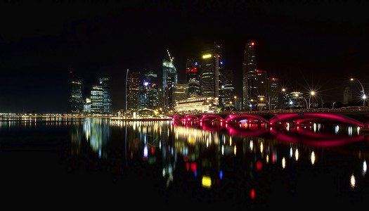 新加坡天线码头天空地标天际景观金融城市场景中心鱼尾狮背景图片