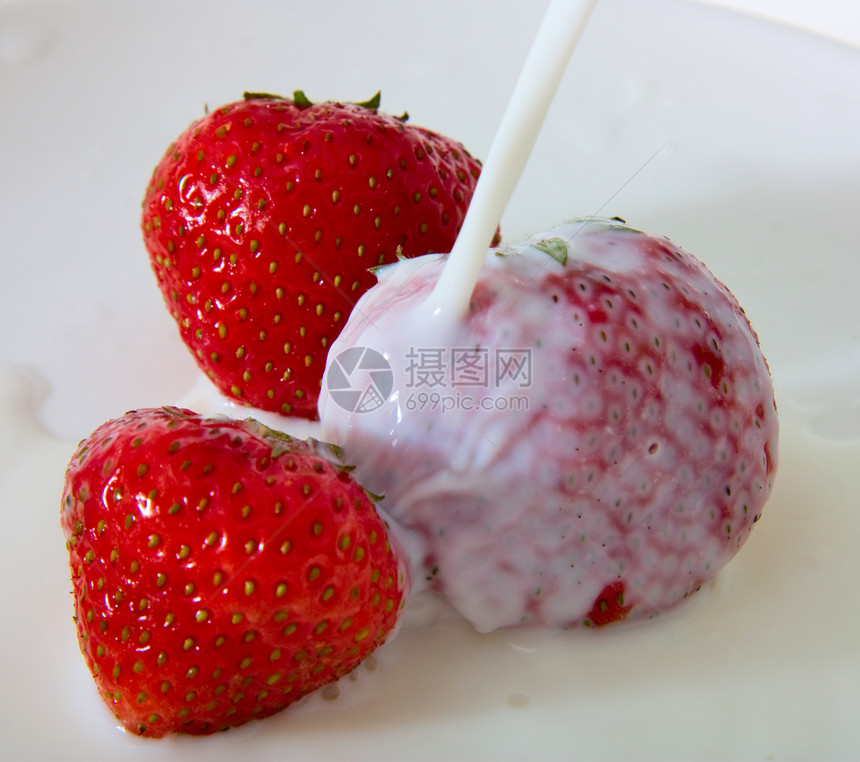 草莓和牛奶食物美食甜点小吃水果宏观酸奶浆果饮食奶油图片