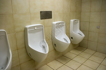 内宅浴室绅士们设施壁橱小便池男性用品托盘瓷砖厕所撒尿高清图片素材