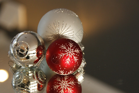 圣诞节红色装饰品背景图片