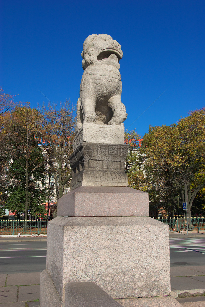 狮子纪念碑城市艺术哺乳动物建筑雕像头发石头天空建筑学蓝色图片