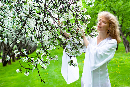 白娘子和白花婚礼树林公主绿色传奇花园女士神话新娘苹果树背景图片