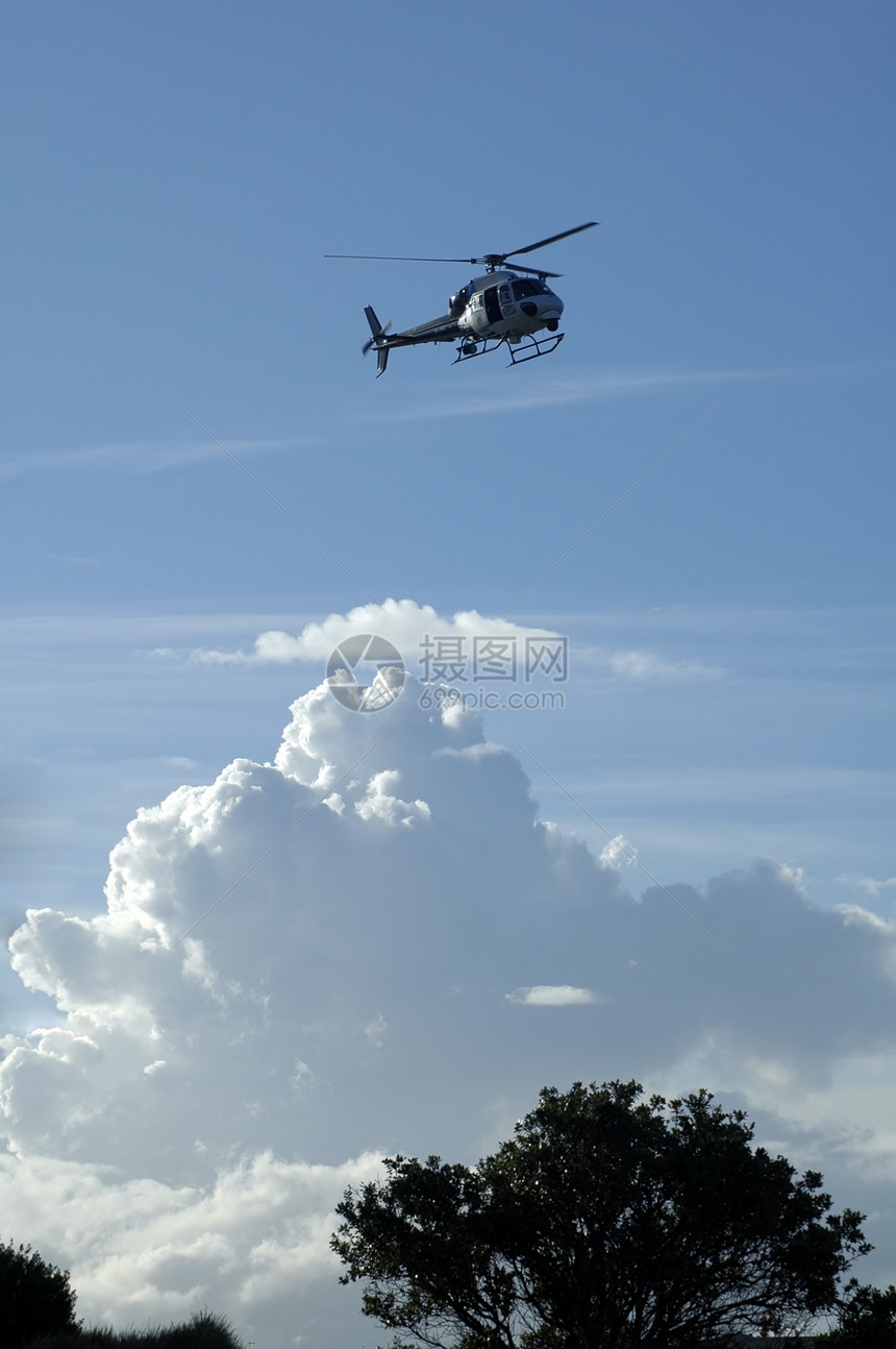天空中的直升机航空飞行员转子航班警察螺旋桨飞行救援运输空气图片