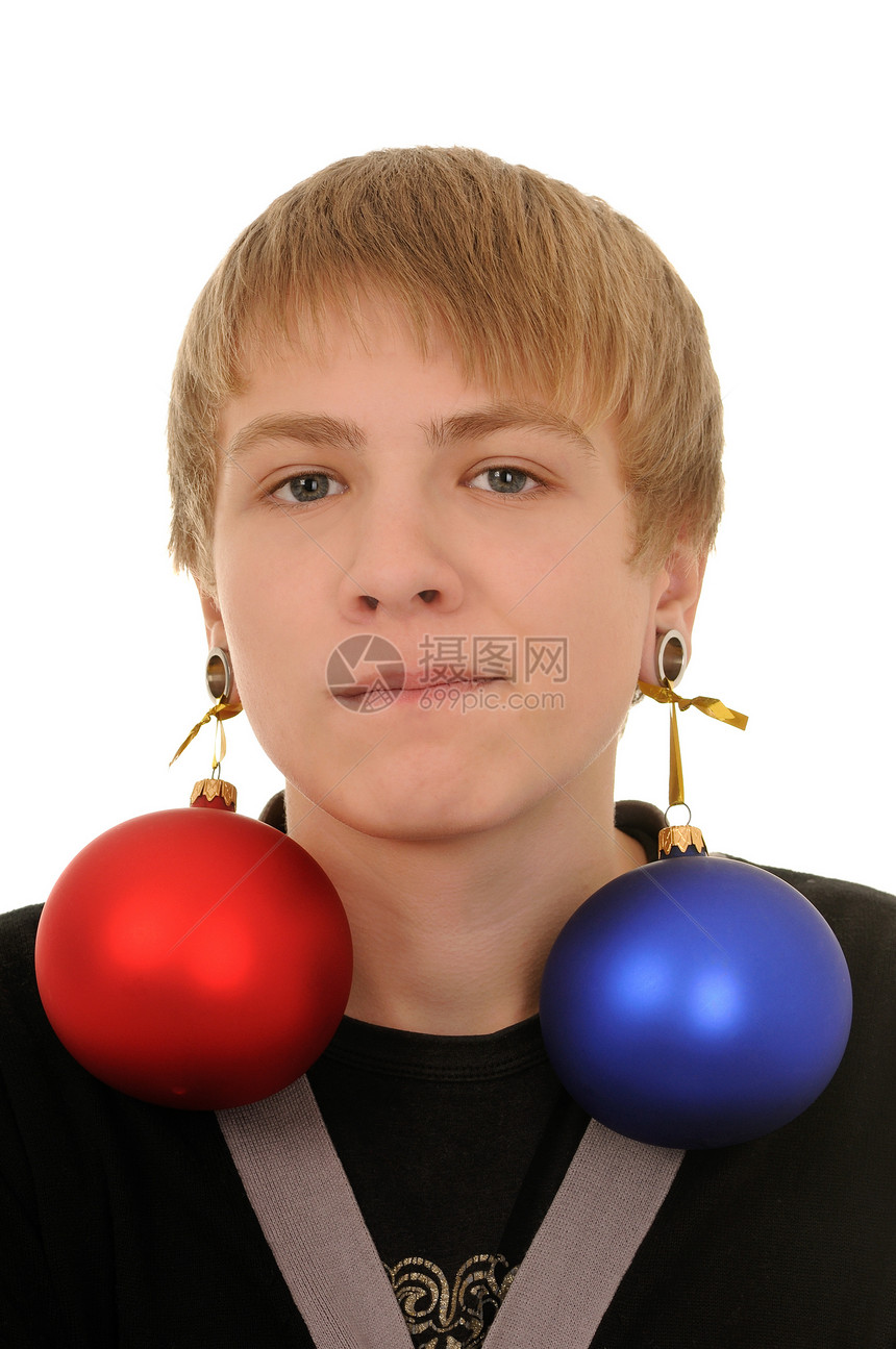 拥有圣诞节装饰品的青少年男生装饰青年蓝色金发女郎红色青春期耳朵白色乐趣图片