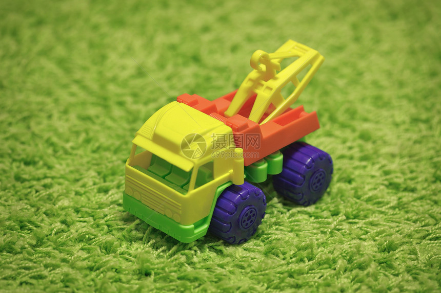 小玩具 - 地毯上的汽车图片